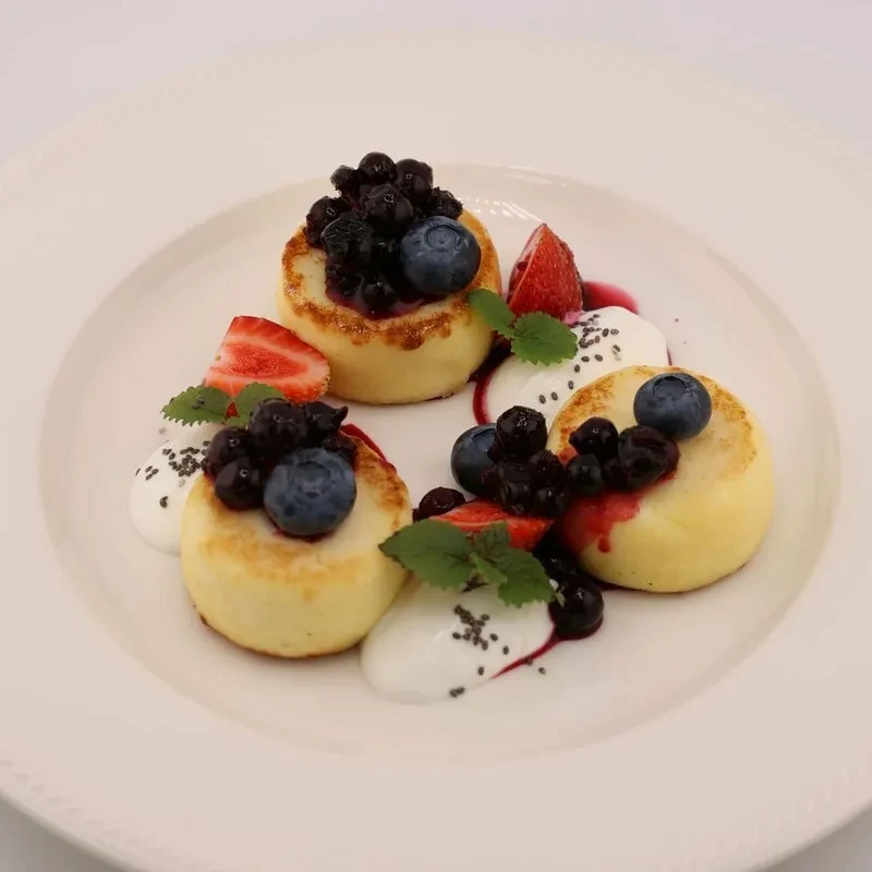 Melty сырники с йогуртом и конфитюром из смородины